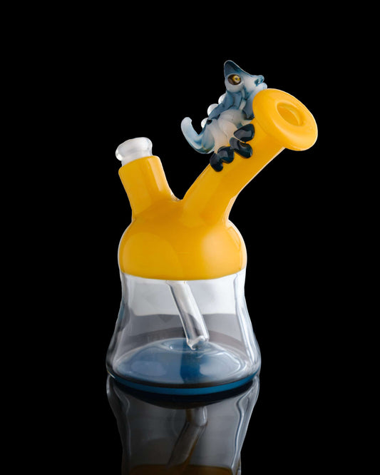 heady design of the Amber Purple Chameleon on Yellow/Blue Rig by Willy That Glass Guy
