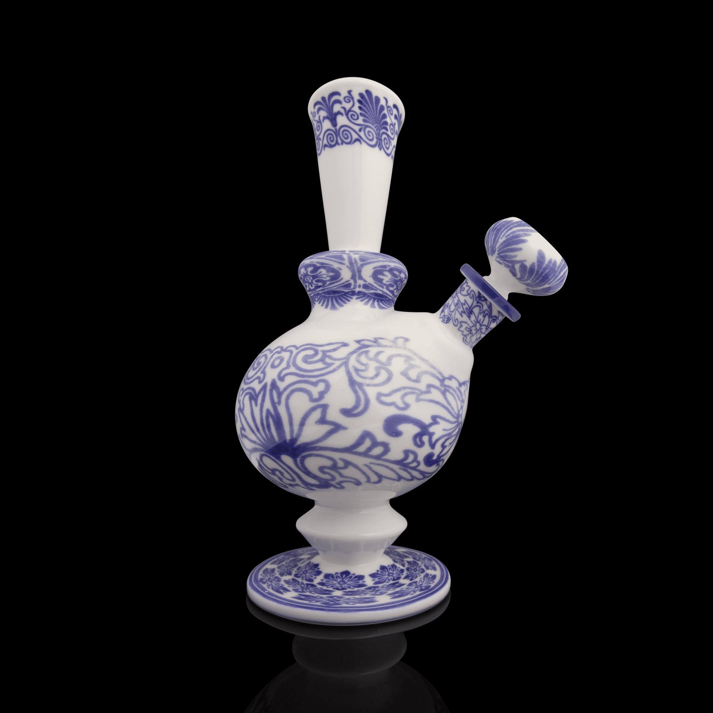 luxurious design of the Chinoiserie Water Pipe (aka Blue and White China) by Kurt B (SCOPE 2022)
