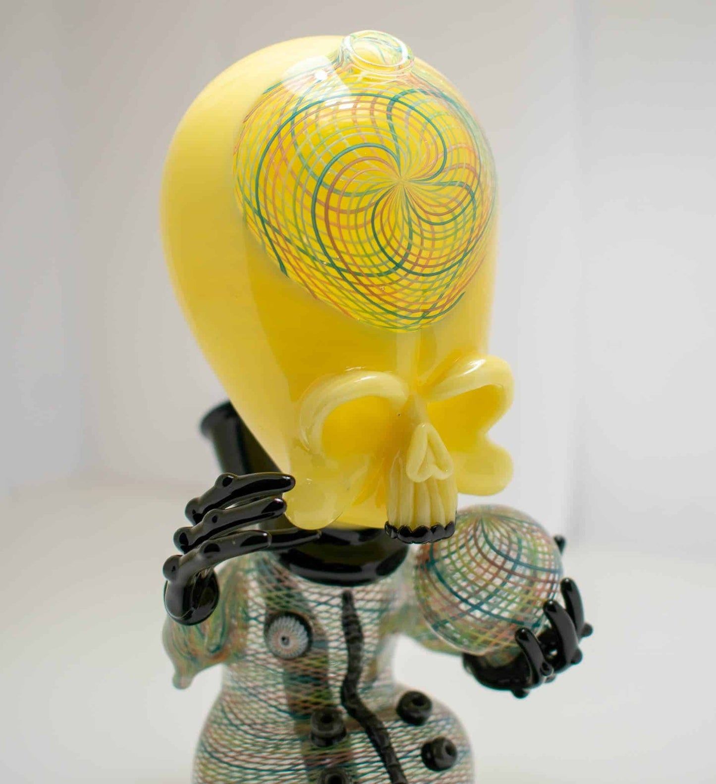 heady design of the Hendy & Jeff Heathbar Collab Rainbow Reticello Alien Ambassador Rig