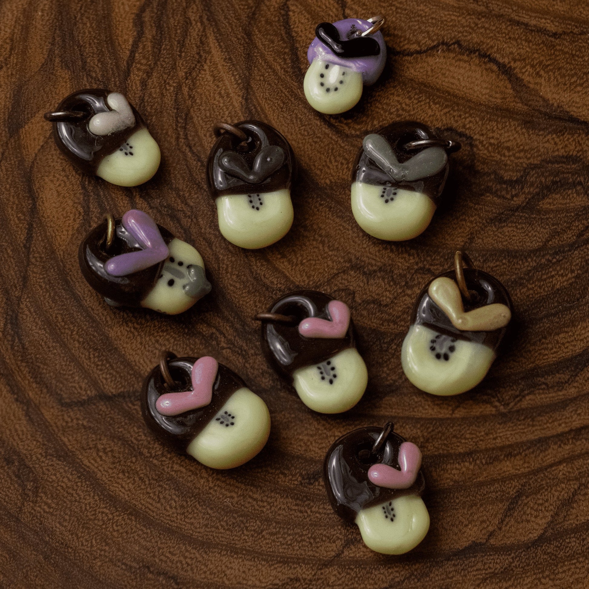 artisan-crafted art piece - Tiny Kiwi Charm (A) by Sakibomb (2021)