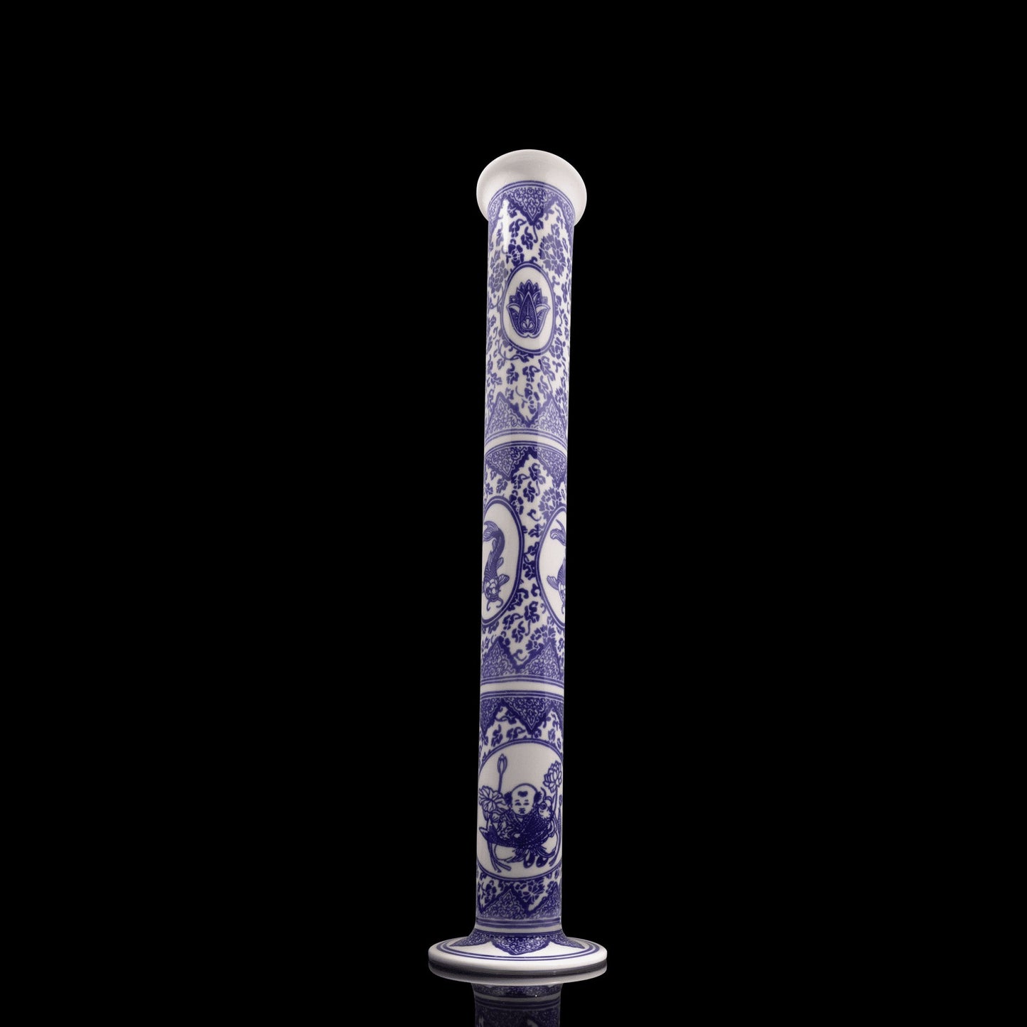 luxurious design of the Chinoiserie Bong by Kurt B (SCOPE 2022)