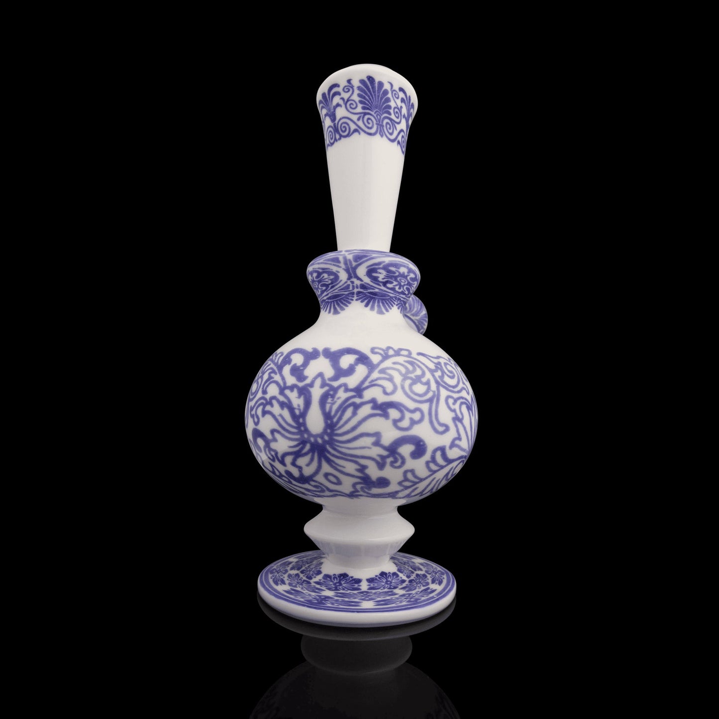 luxurious design of the Chinoiserie Water Pipe (aka Blue and White China) by Kurt B (SCOPE 2022)