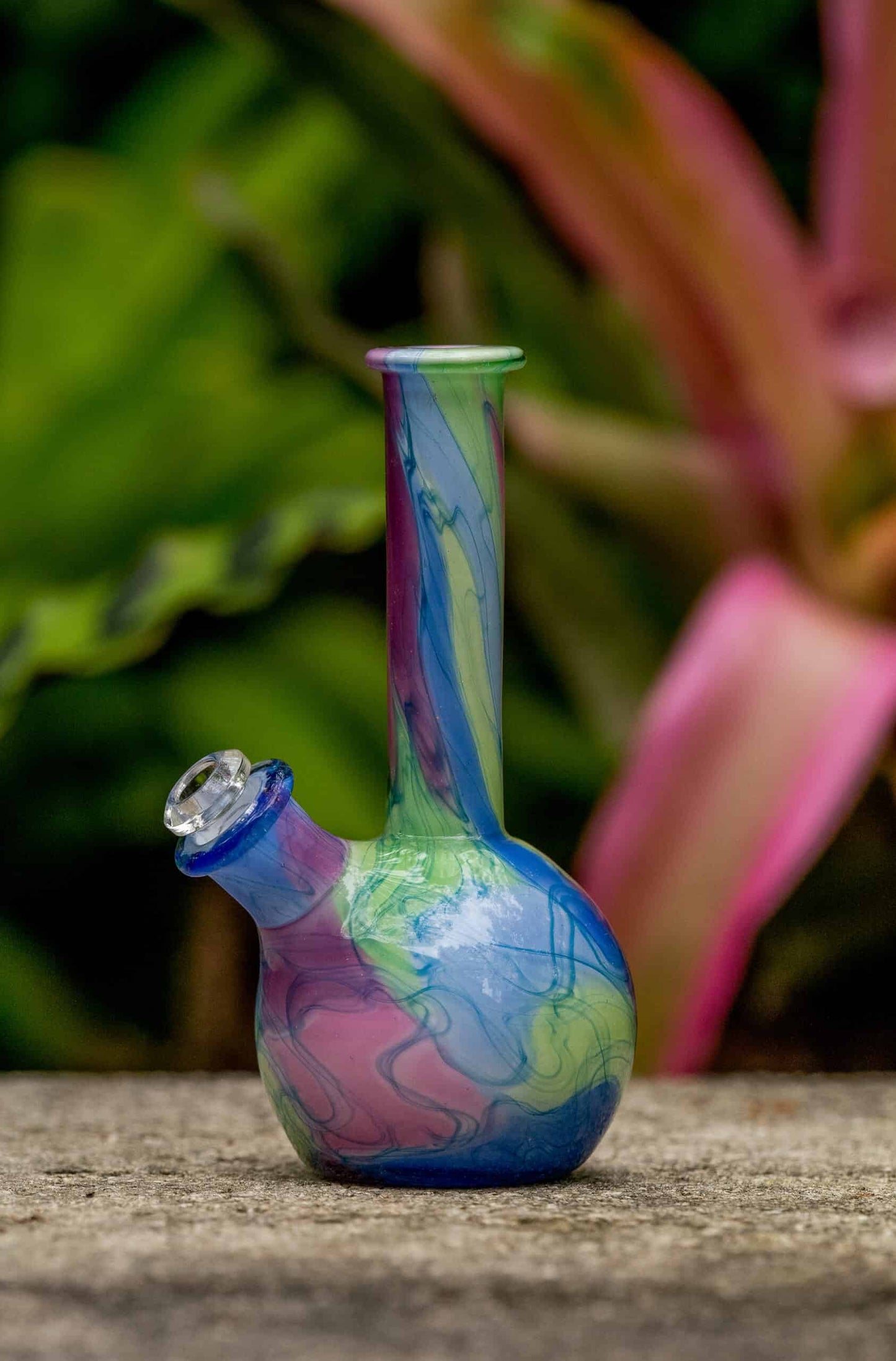 sophisticated design of the Crushed Opal Scribble Round Bottom Flask Rig by Scomo Moanet