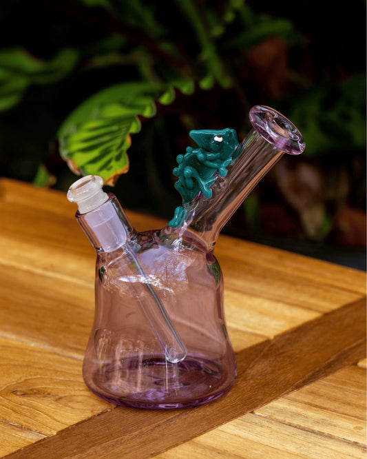 exquisite design of the Purple Color Rig w/ Chameleon (A) by Willy That Glass Guy