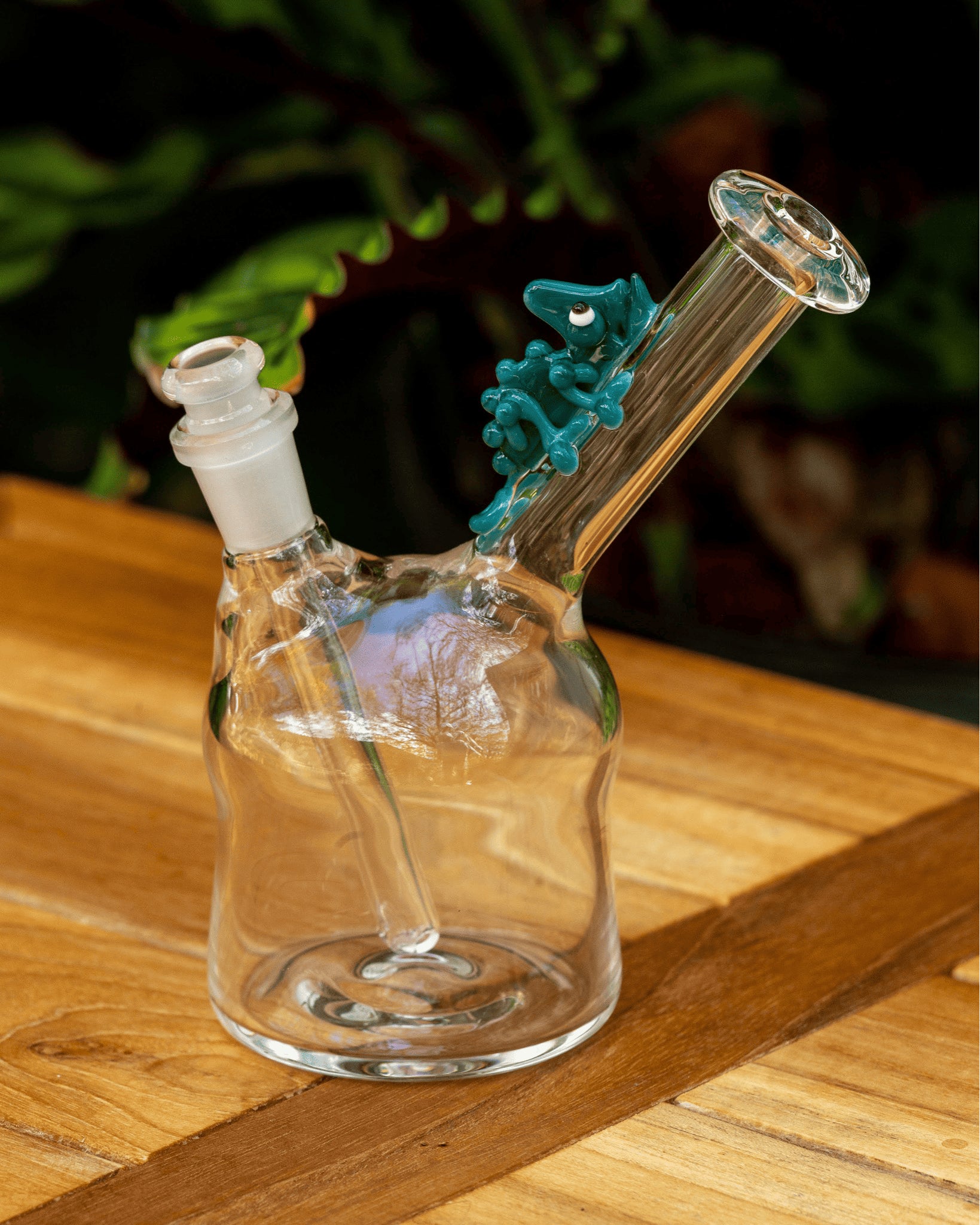 meticulously crafted design of the Clear Rig w/ Aqua Azul Chameleon (C) by Willy That Glass Guy