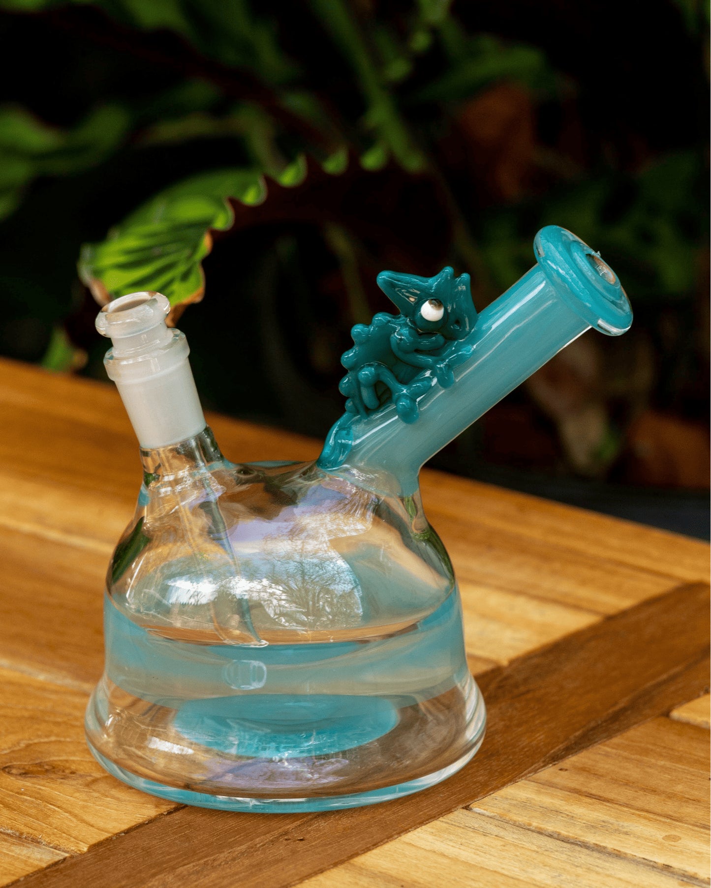 meticulously crafted design of the Light Cobalt Rig w/ Chameleon by Willy That Glass Guy