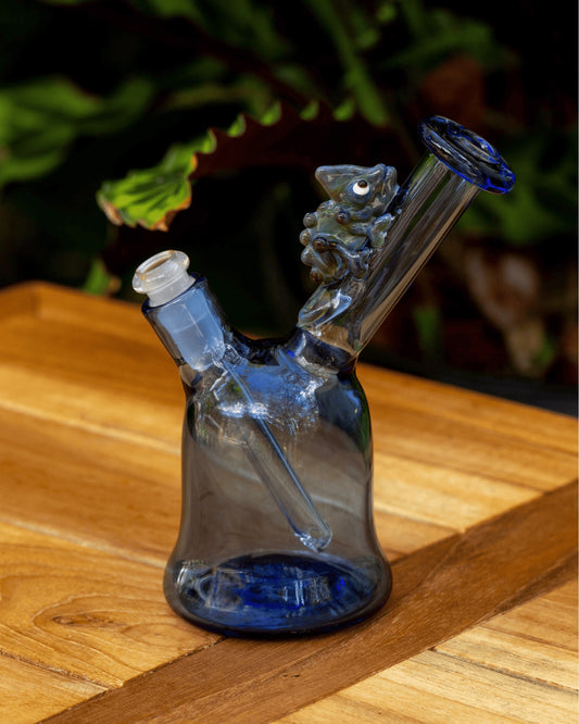 meticulously crafted design of the Blue Color Rig w/ Chameleon (B) by Willy That Glass Guy