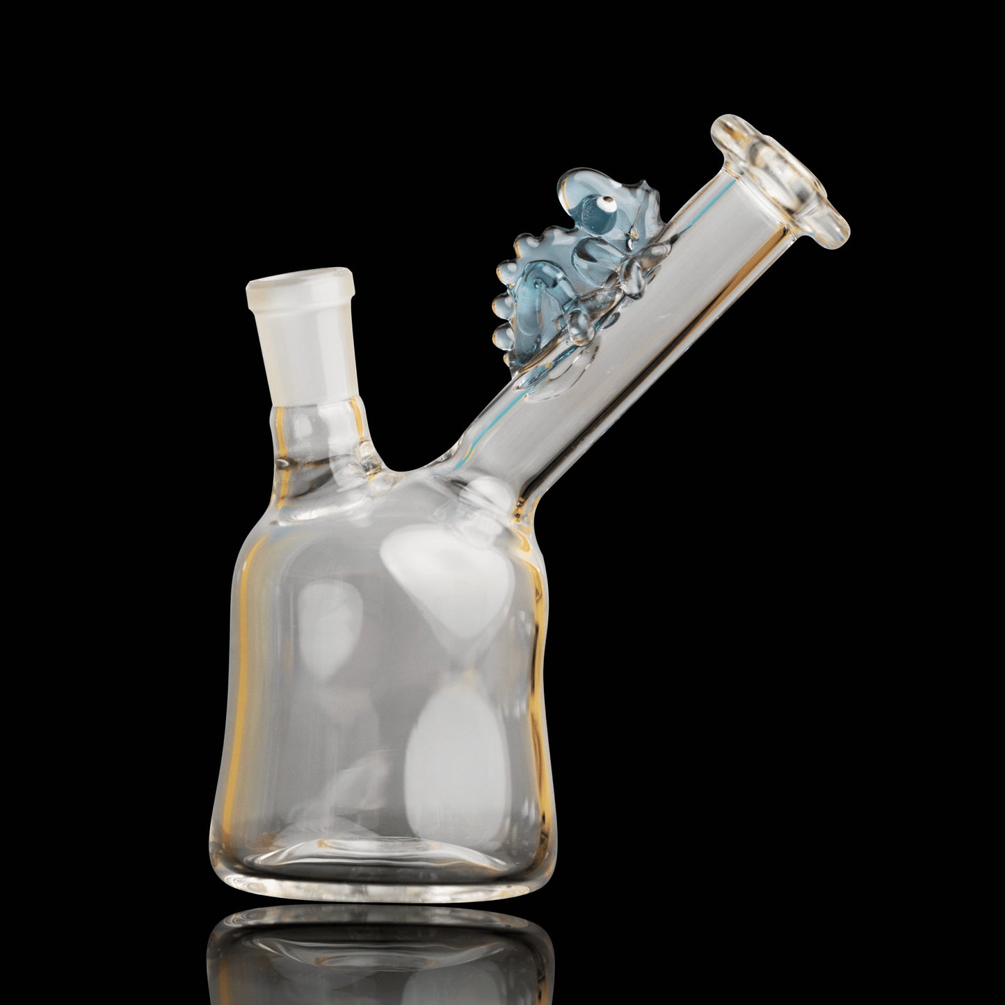 exquisite design of the Clear Rig w/ Blue Chameleon (F) by Willy That Glass Guy