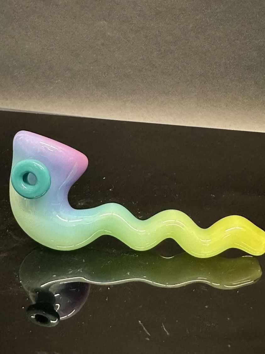 meticulously crafted design of the Squiggle Sherlock Pipe by Coldberger (GV 2023)