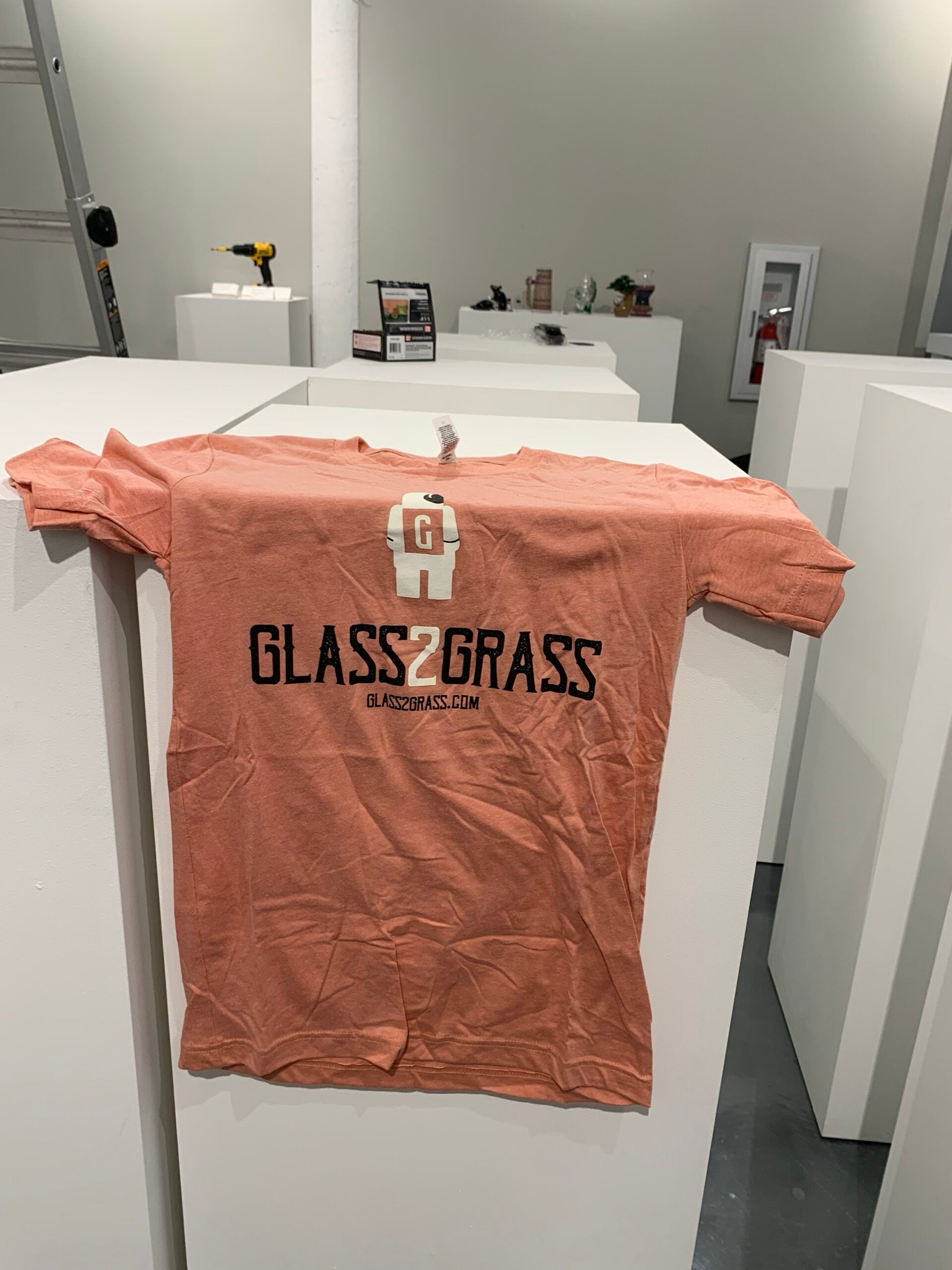 trendy design of the Old G2G Shirt Peach 2XL