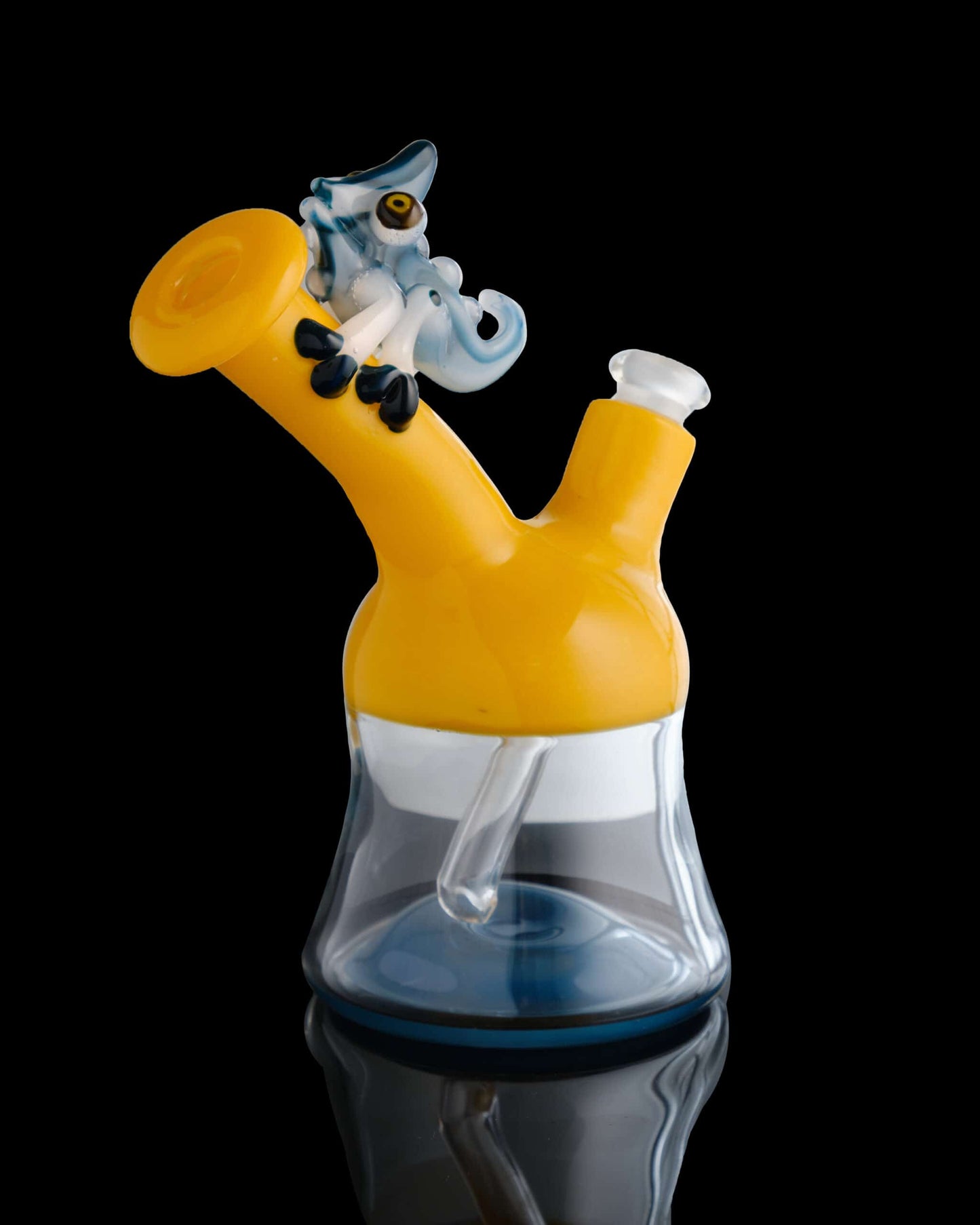 heady design of the Amber Purple Chameleon on Yellow/Blue Rig by Willy That Glass Guy
