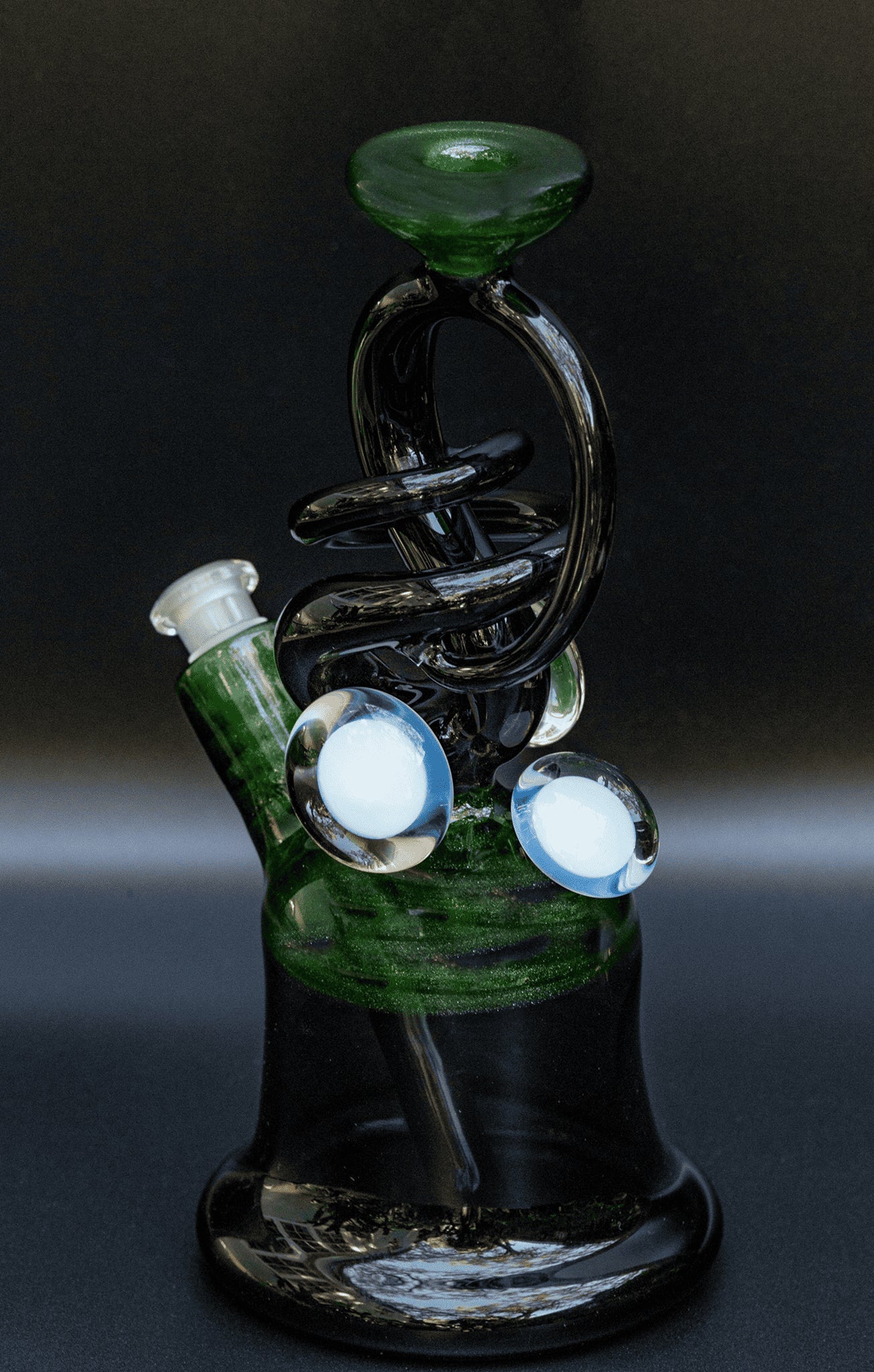 exquisite design of the Full Color Abstract Rig by Cambria Glass