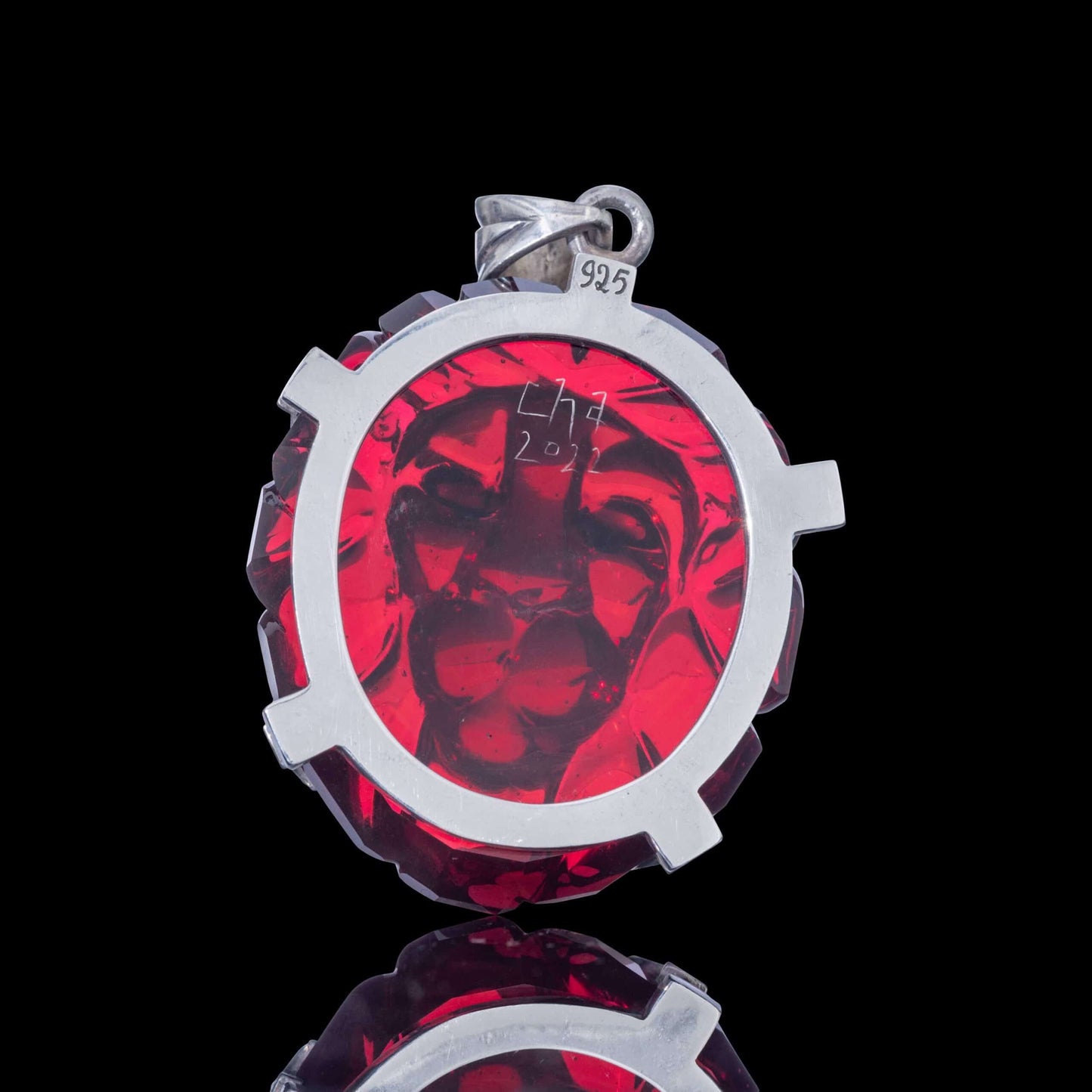 innovative glass pendant - Lion Pendant by Cha Glass x Dblock Facets x Dylan Fantom (Trinkets &amp; Tokens 2022)